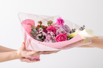 花束を受け取る女性の手　bouquet