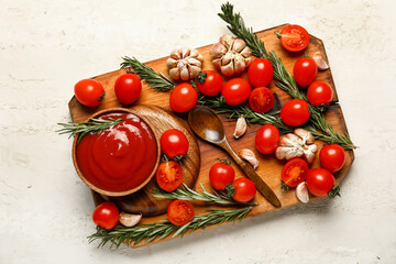Bowl with tasty ketchup and fresh vegetables on light background
