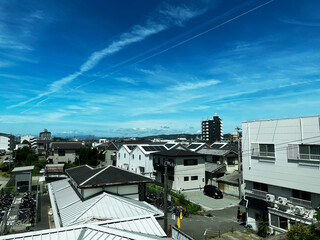 飛行機雲のある街並み