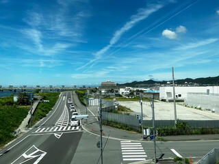 飛行機雲のある交差点