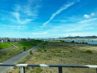 飛行機雲のある河原