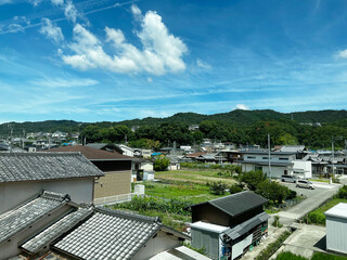 夏の田舎の街並み