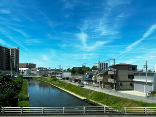 川のある街並み