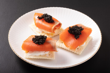 スモークサーモンのカナッペ　(ランプフィッシュ　キャビア)
