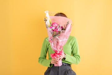 花束を持つ女性　bouquet