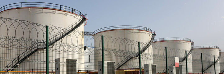 Oil and gas storage terminal with tanker silo