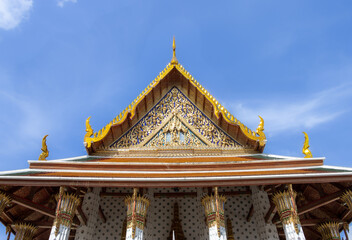 Fototapeta premium Transport yourself to the majestic Wat Arun temple in Bangkok, Thailand - a breathtaking display of intricate craftsmanship and rich cultural heritage.