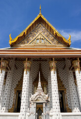 Obraz na płótnie Canvas Transport yourself to the majestic Wat Arun temple in Bangkok, Thailand - a breathtaking display of intricate craftsmanship and rich cultural heritage.