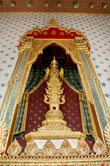 Obraz premium Transport yourself to the majestic Wat Arun temple in Bangkok, Thailand - a breathtaking display of intricate craftsmanship and rich cultural heritage.