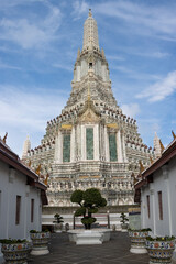 Transport yourself to the majestic Wat Arun temple in Bangkok, Thailand - a breathtaking display of intricate craftsmanship and rich cultural heritage.