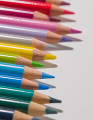 並べられた色鉛筆