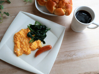 朝食　パンとコーヒー