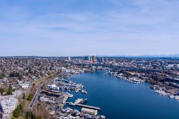 Obraz premium The Seattle skyline and Lake Union in March