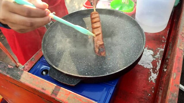 Sausage is a food made from minced meat, animal fat, livestock and spices, and other ingredients. It can be eaten directly and can also be grilled first.