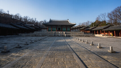 Obraz premium Gyeonghuigung or Gyeonghui Palace and Sungjungjun Hall during winter evening at Jongno-gu , Seoul South Korea : 8 February 2023