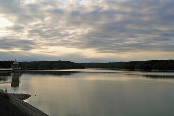狭山湖、湖、所沢市、入間、埼玉、日本、自然、風景、11月、秋、夕方、夕景、すすき、日没、空、雲、景色、木、景観、眺め、広い、東屋、橋、
