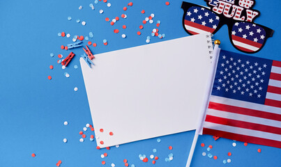Obraz premium Blank white frame for mockup design on American national flag blue background with decorations