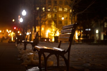 Fototapeta na wymiar Winter on the park bench