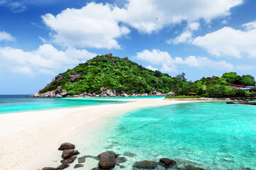 Nang Yuan Bay with white sand beach and blue sky in summer day, Koh Tao, Thailand.