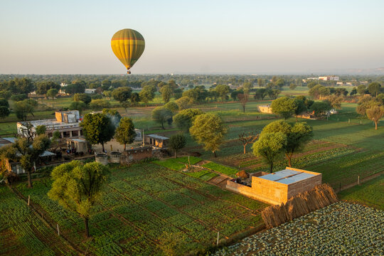 Mongolfiera in volo sopra zona Jaipur in Rajasthan, India
