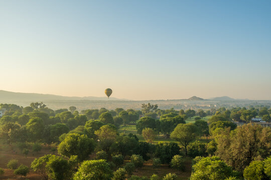 Mongolfiera in volo sopra zona Jaipur in Rajasthan, India