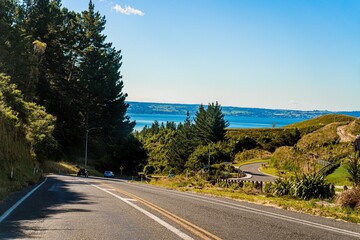 Road to Rotorua lake side 
