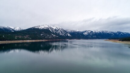 Fototapeta na wymiar Winter landscape at Cle Elum Lake in the Cascade Mountains of Washington State