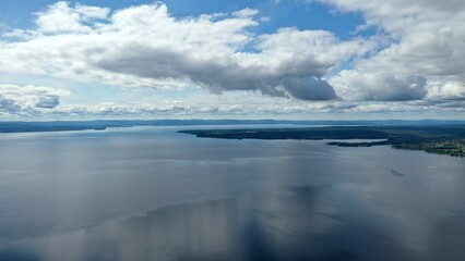 Survol du lac Siljan en Suède entre Rattvik et Mora