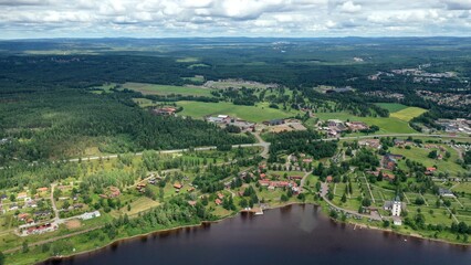 Fototapeta na wymiar manoir et lac autour d'Oslo en Norvège