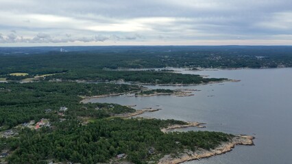paysage de foret et de cote rocheuse en Norvège