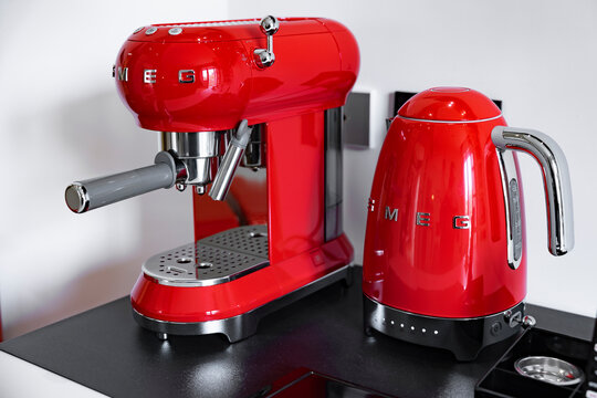 dettaglio dei una macchina da caff&egrave; e un bollitore di marca smeg color rosso