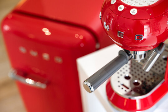 dettaglio dei una macchina da caff&egrave; e un bollitore di marca smeg color rosso