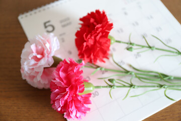 5月のカレンダーとカーネーション
