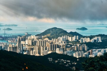 Obraz premium Beautiful scenery of Hong Kong's sunrise view through the hills
