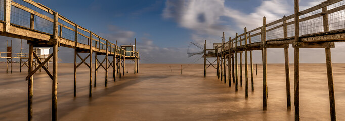 La cabane de pêcheur sur pilotis appelée carrelet en France est typique de la côte atlantique et plus particulièrement de la Charente-Maritime. Beaucoup de ces cabanes se trouvent sur la Gironde. © Rodolphe photography