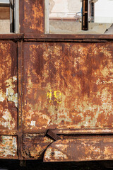 dettaglio di un vecchio mezzo completamente arrugginito 