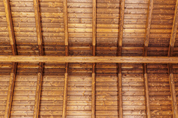 interno in legno di un tetto fatto a capriate