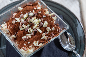 Tiramisu con ricetta originale servito su una ciotola squadrata 
