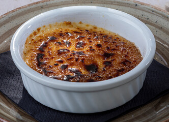 crema alla catalana servito in una ciotola bianca