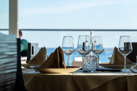 tavola imbandita in un ristorante vicino al mare
