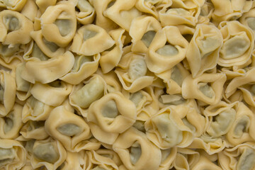 Textura de macarrão espalhado na mesa com decoração