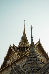 Fototapeta premium Vertical shot of the Grand Palace in the streets of Bangkok, Thailand during the day