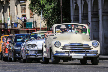 Fototapeta na wymiar Wunderschöner weißer Oldtimer in Kuba (Karibik)