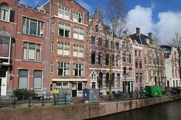 Fototapeta na wymiar old brick houses and canal in amsterdam (the netherlands) 