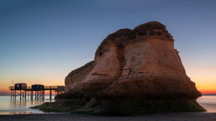 Magnifique coucher de soleil sur le rocher La Couronne plage des Vergnes à Meschers-sur-Gironde en...
