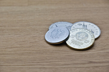Rubel, russische / sowjetische Münzen auf auf hölzernem Hintergrund (rechts im Bild)