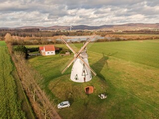 Windmühle Felderlanschaft von oben Luftaufnahme weiß Seelandschaft