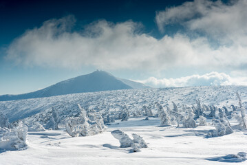 Fototapeta na wymiar Widok z Śnieżkę, najwyższy szczyt Karkonoszy / View from Śnieżka, the highest peak of the Karkonosze Mountains
