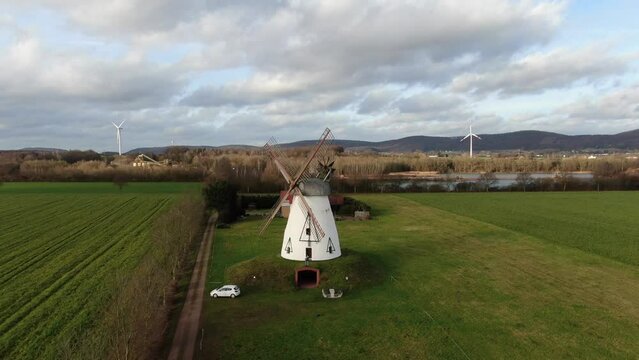 Windmühle Felderlanschaft von oben Luftaufnahme weiß