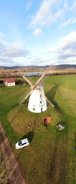 Windmühle Felderlanschaft von oben Luftaufnahme weiß Seelandschaft